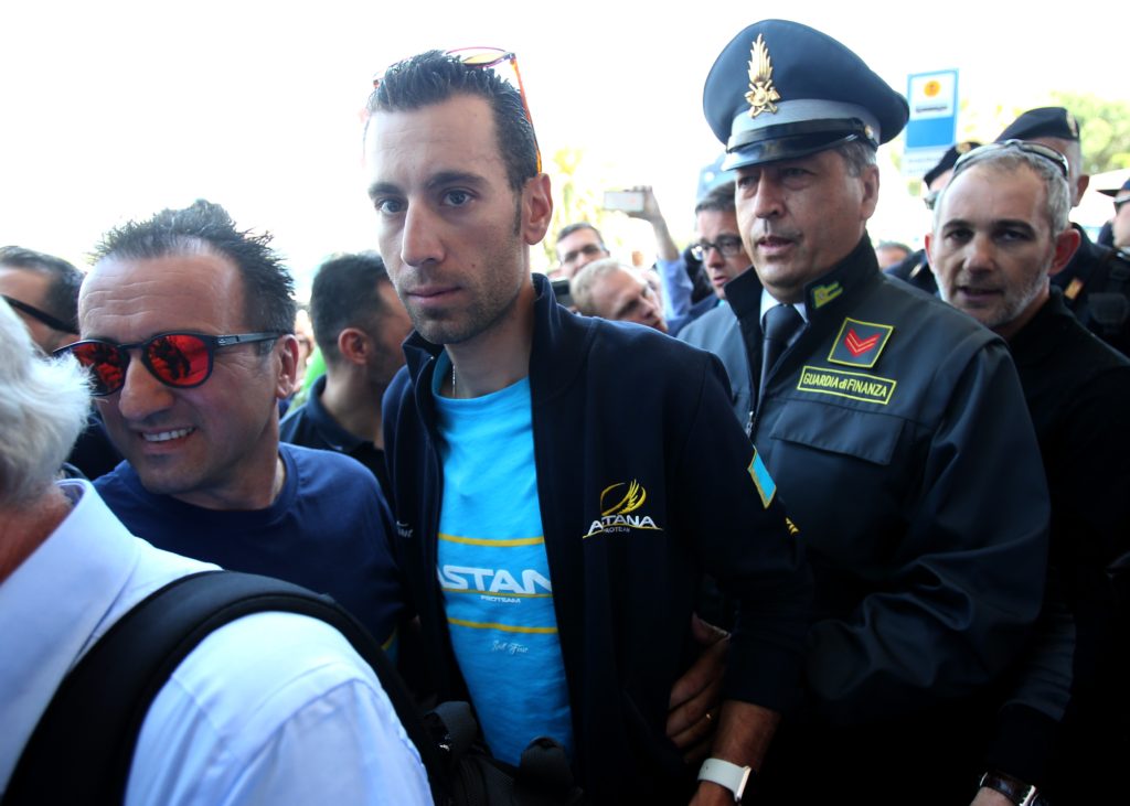 click to enlarge Vincenzo Nibali (Astana) all'arrivo all'aeroporto di Lamezia Terme