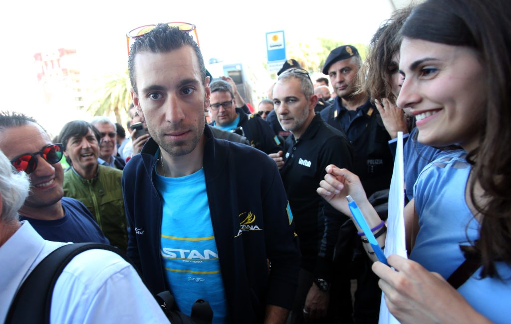 click to enlarge Vincenzo Nibali (Astana) all'arrivo all'aeroporto di Lamezia Terme