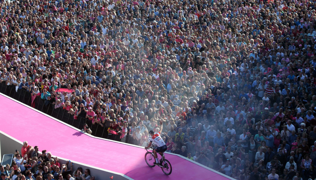 click to enlarge Roger Kluge (IAM Cycling) applaudito dalla folla