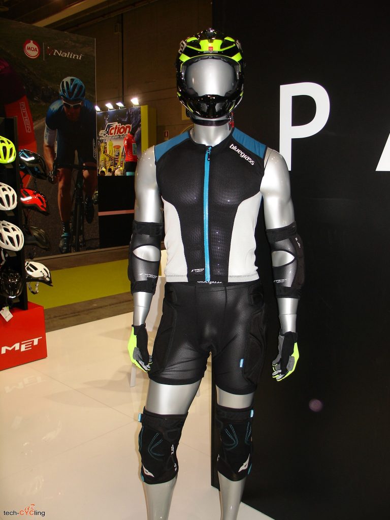 click to enlarge cosmobikeshow_2016_abbigliamento_bluegrass_foto1