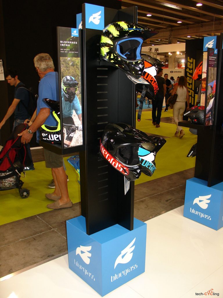 click to enlarge cosmobikeshow_2016_caschi_bluegrass_foto2