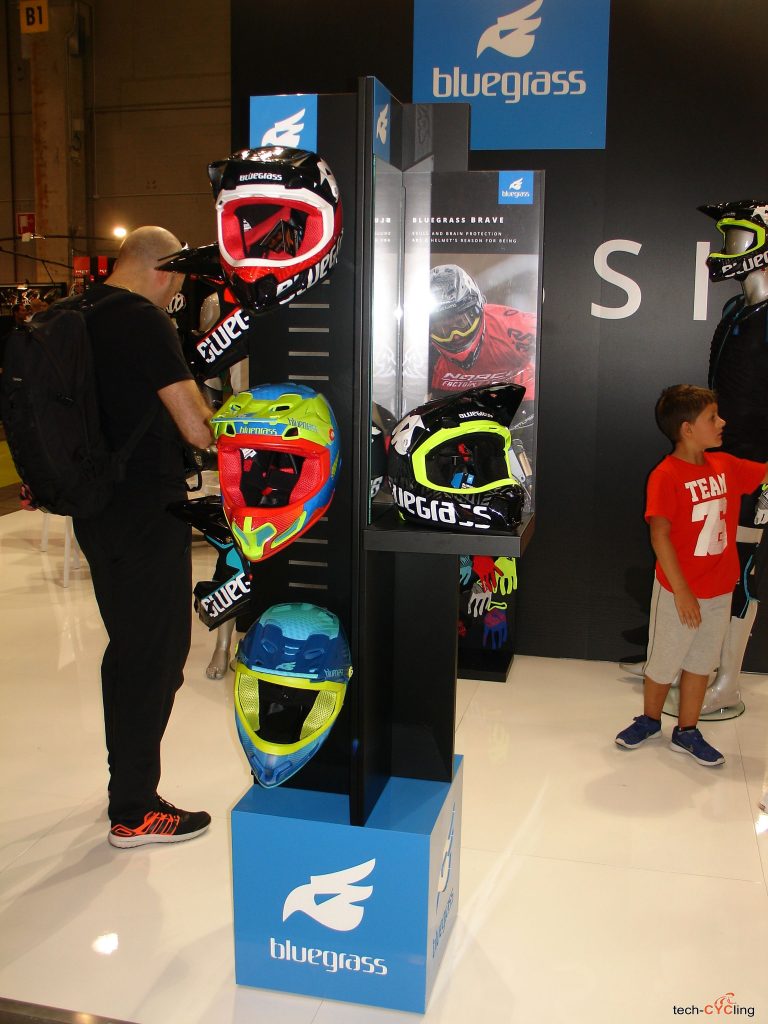 click to enlarge cosmobikeshow_2016_caschi_bluegrass_foto3
