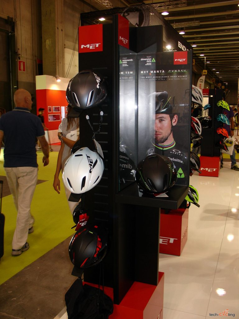 click to enlarge cosmobikeshow_2016_caschi_met_foto2