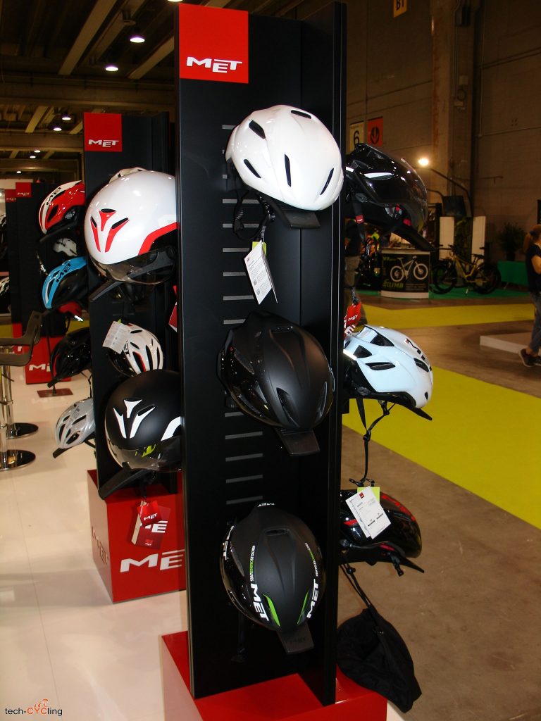 click to enlarge cosmobikeshow_2016_caschi_met_foto3