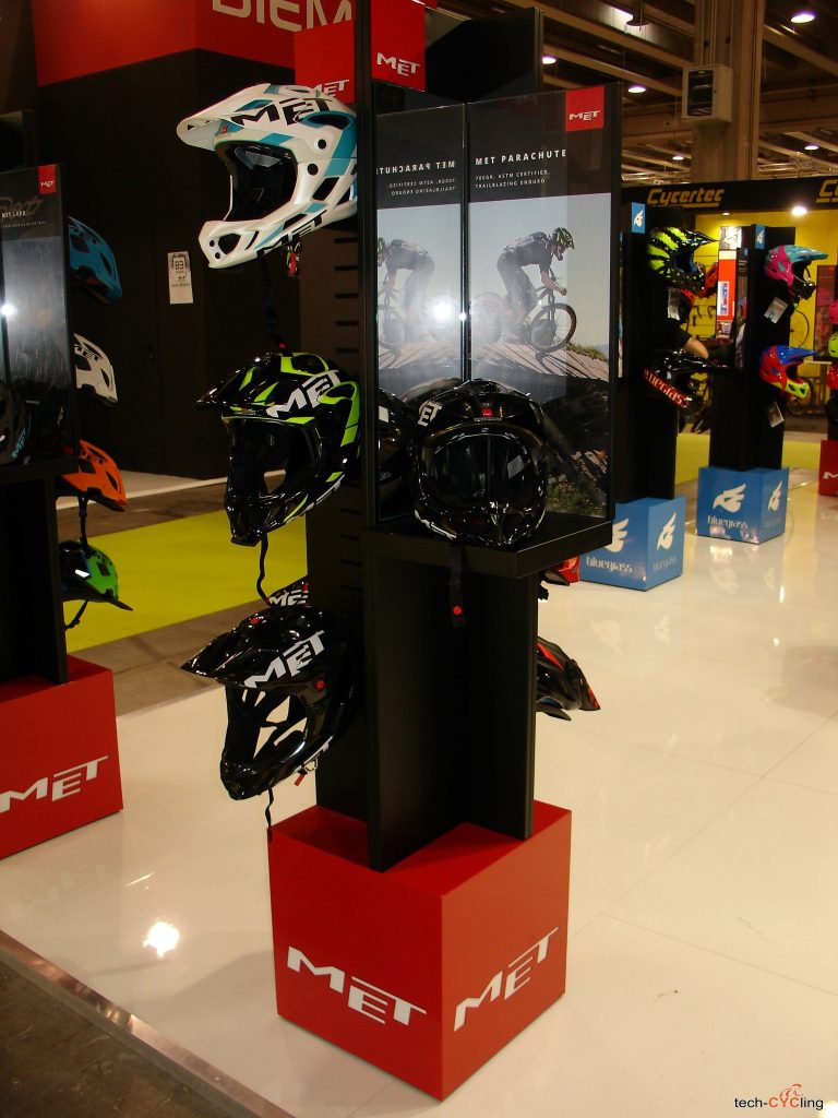 click to enlarge cosmobikeshow_2016_caschi_met_foto5