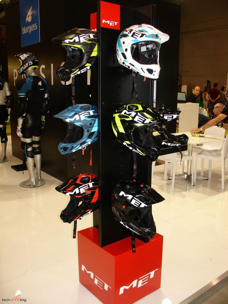 click to enlarge cosmobikeshow_2016_caschi_met_foto6