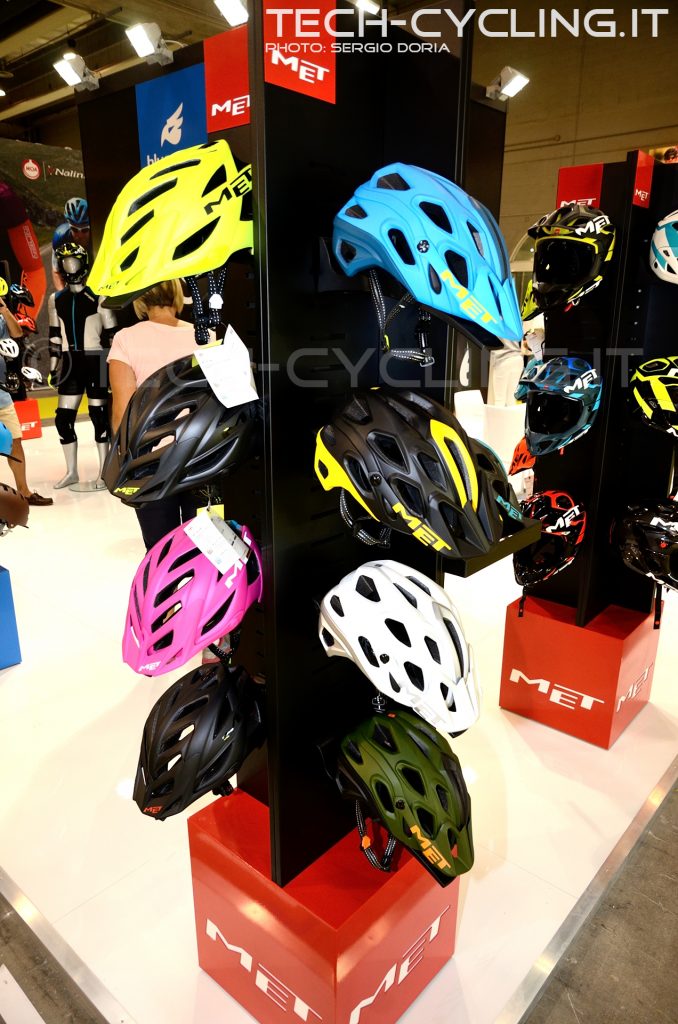 click to enlarge cosmobikeshow_2016_caschi_met_foto7