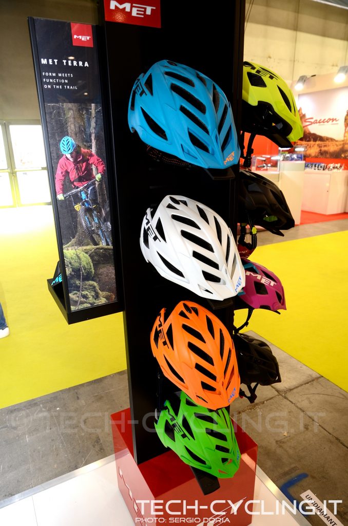click to enlarge cosmobikeshow_2016_caschi_met_foto9