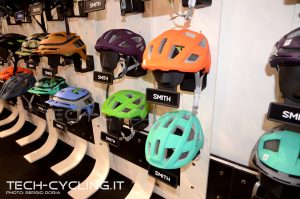 click to enlarge cosmobikeshow_2016_caschi_smith_foto2