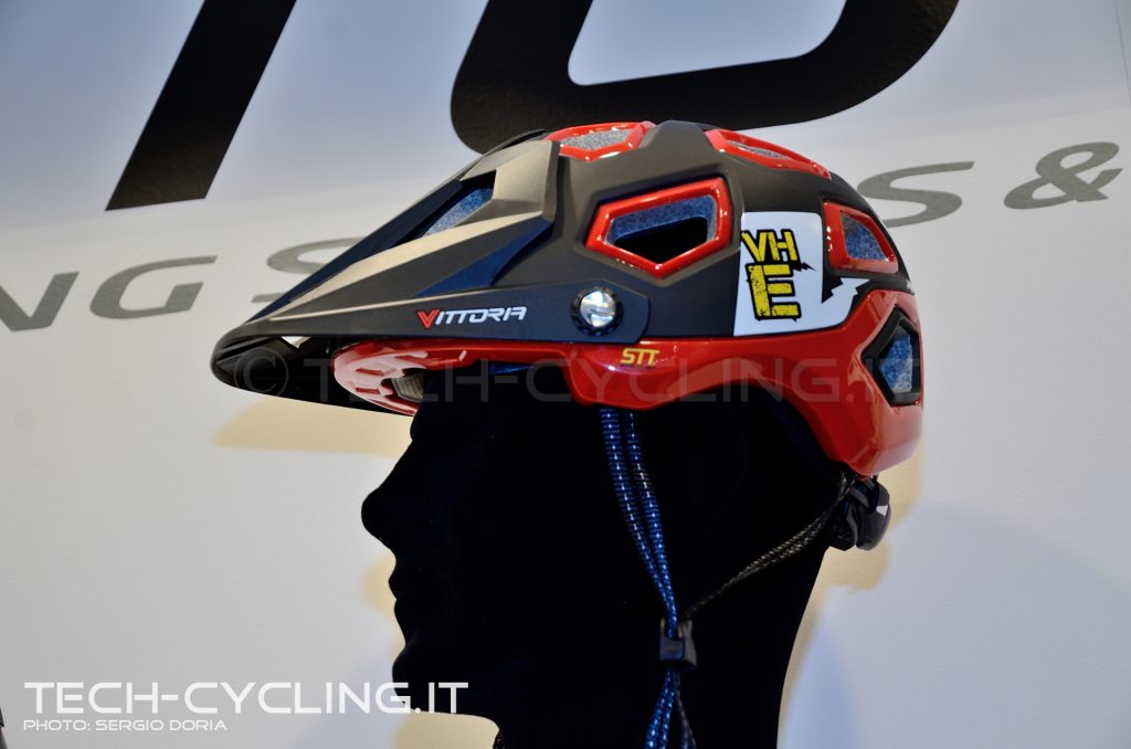 click to enlarge cosmobikeshow_2016_caschi_vittoria_foto3